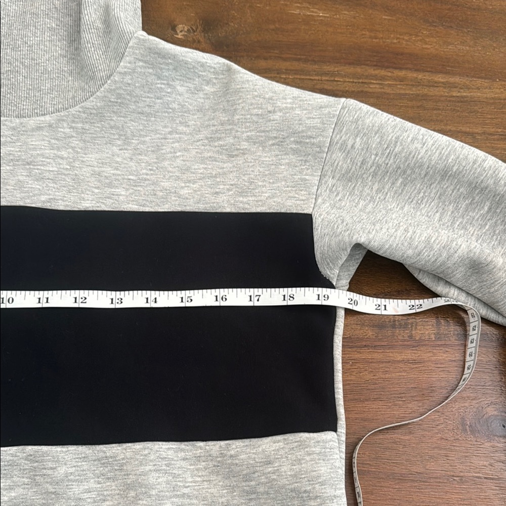 New Balance Gray and Black High Neck‎ Crop-top Sweatshirt Size Medium - Picture 10 of 11